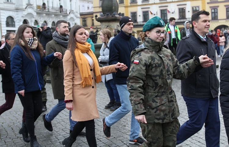 Para za parą - maturzyści "Szybina" znów udowodnili, że tradycja poloneza w mlodym popkoleniu nie ginie!