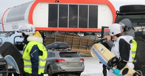 Wiatr zerwał dach z wypożyczalni nart w znanym polskim ośrodku 