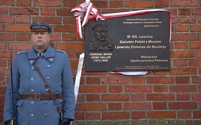 Prezydent RP odsłonił pamiątkowe tablice w Pucku cz. 1