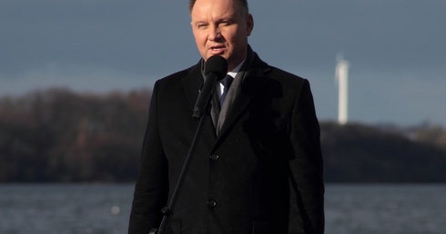 Prezydent Andrzej Duda w czasie przemówienia w porcie rybackim w Pucku.