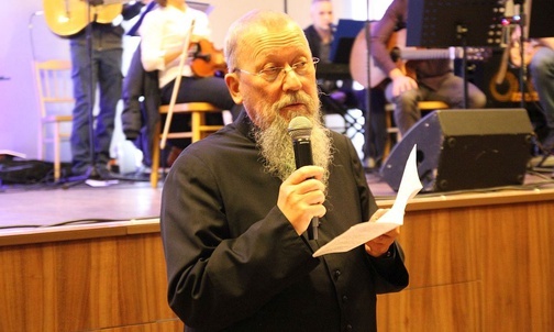 Ks. Roman Trzciński w sali OSP w Wilkowicach podczas "Wielkich rzeczy"