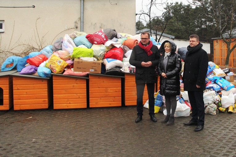 Obok darów przekazanych do schroniska stoją od lewej Radosław Witkowski, Mariola Rybińska, Jerzy Zawodnik.