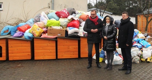 Obok darów przekazanych do schroniska stoją od lewej Radosław Witkowski, Mariola Rybińska, Jerzy Zawodnik.