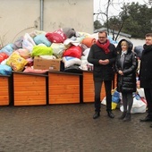 Obok darów przekazanych do schroniska stoją od lewej Radosław Witkowski, Mariola Rybińska, Jerzy Zawodnik.