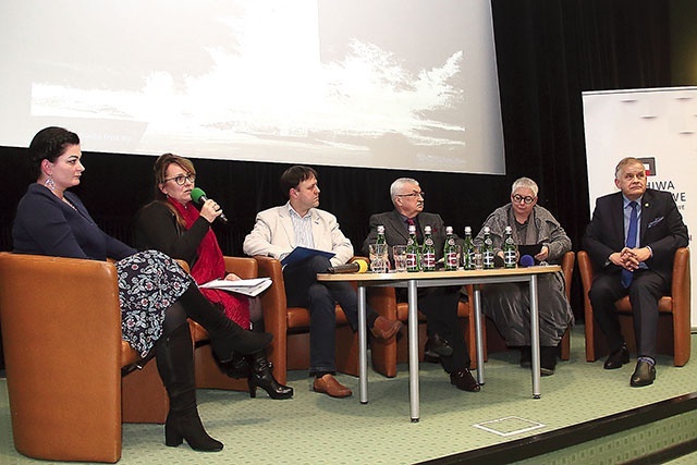 W dyskusji udział wzięli:  (od lewej) dr Anna Gut- -Czerwonka, Joanna Chojecka, dr Paweł Migdalski, Krzysztof Majka  – były senator i ambasador RP, Greta Grabowska  − artystka, Paweł Michalak – były senator i dyrektor koszalińskiej delegatury ZUW.