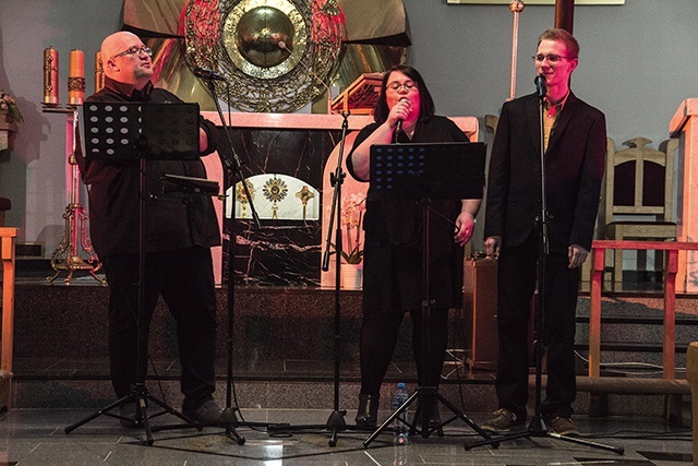 Wieczór uwielbieniowy w kościele pw. Miłosierdzia Bożego.