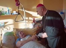 Biskup z Iwoną Waśkowską, pacjentką hospicjum. 
