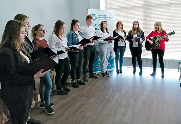 ▼	Młodzi  przygotowali program przybliżający nauczanie  św. Jana Pawła II  o cierpieniu.