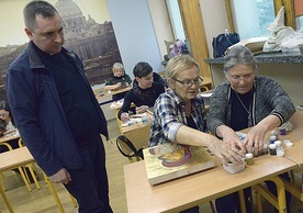 ▲	Spotkania prowadzili ks. Grzegorz Tęcza i Aleksandra Pabich (druga z prawej).