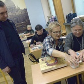 ▲	Spotkania prowadzili ks. Grzegorz Tęcza i Aleksandra Pabich (druga z prawej).