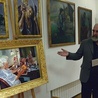 ▲	Waldemar Gołdziński opowiada o jednym z obrazów autorstwa ks. Drąga. To autoportret, na którym artysta przedstawił siebie w lustrzanym odbiciu piszącego ikonę.