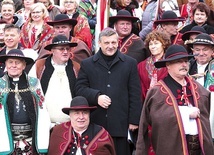 Górale z obu stron granicy  przed świątynią.