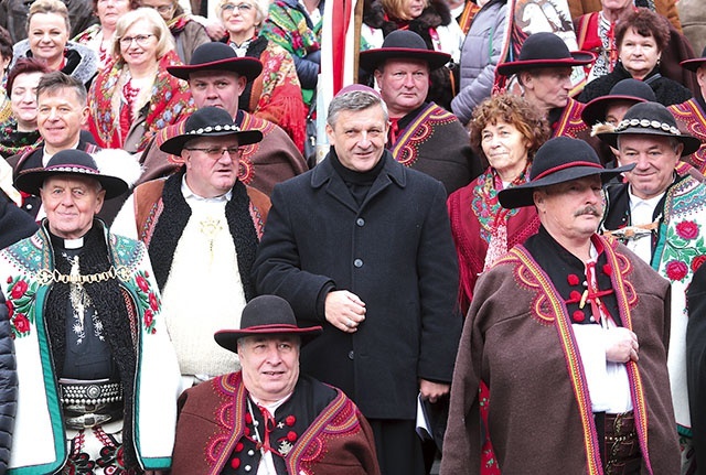 Górale z obu stron granicy  przed świątynią.