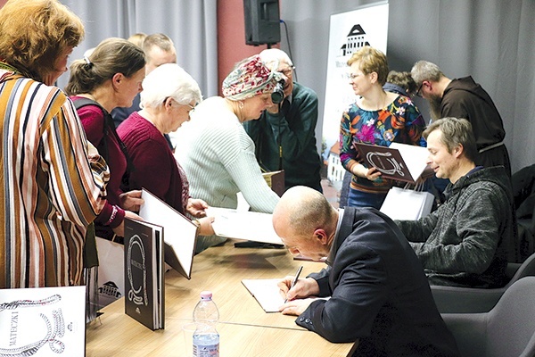 ▲	Każdy uczestnik spotkania otrzymał bezpłatnie egzemplarz książki, a po autograf jej twórców trzeba było ustawić się w długiej kolejce. 