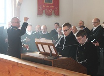 Chórzyści w trakcie występu.