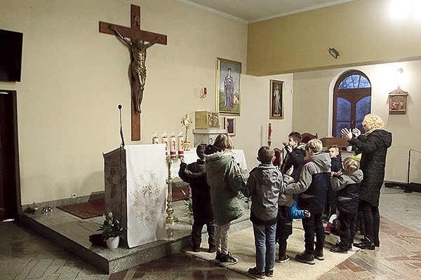 Dzięki inicjatywie rodziców dzieci mogą uczestniczyć w specjalnym spotkaniu z Panem Jezusem.