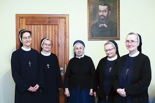 Służebniczki dębickie pracują w parafii Matki Bożej Królowej Polski.