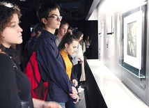 Warszawskim licealistom bardzo podobała się scenografia wystawy.