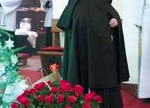 S. Beata przez 50 lat życia w klasztorze posługiwała w zakrystii. Teraz uczy tej służby młodszą od siebie s. Faustynę.