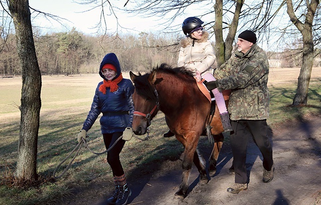 Rehabilitacja z końmi to jedno z podstawowych zajęć w Laskach 