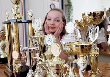 Ola i niektóre z jej  licznych pucharów