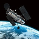 Teleskop Hubble’a  okrąża Ziemię 15 razy  dziennie. Niestety, w Polsce  nie można go zaobserwować.  Najlepiej widoczny jest  na terenach pomiędzy  27,5 st. szerokości  geograficznej północnej  a 27,5 st. szerokości geograficznej południowej. Bardzo dobrze widać go  na przykład w północnej Australii
