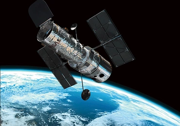 Teleskop Hubble’a  okrąża Ziemię 15 razy  dziennie. Niestety, w Polsce  nie można go zaobserwować.  Najlepiej widoczny jest  na terenach pomiędzy  27,5 st. szerokości  geograficznej północnej  a 27,5 st. szerokości geograficznej południowej. Bardzo dobrze widać go  na przykład w północnej Australii