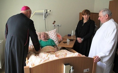 Bp Piotr Greger odwiedził pacjentów stacjonarnego Hospicjum św. Jana Pawła II w Bielsku-Białej.