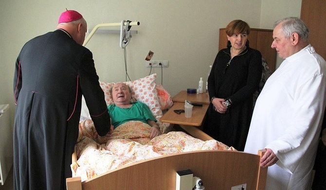 Bp Piotr Greger odwiedził pacjentów stacjonarnego Hospicjum św. Jana Pawła II w Bielsku-Białej.