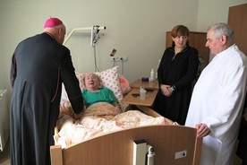 Bp Piotr Greger odwiedził pacjentów stacjonarnego Hospicjum św. Jana Pawła II w Bielsku-Białej.