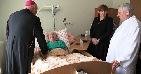 Bp Piotr Greger odwiedził pacjentów stacjonarnego Hospicjum św. Jana Pawła II w Bielsku-Białej.