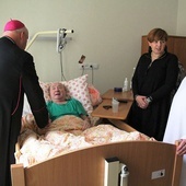 Bp Piotr Greger odwiedził pacjentów stacjonarnego Hospicjum św. Jana Pawła II w Bielsku-Białej.