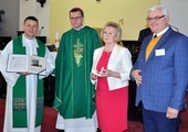 Od lewej: ks. Grzegorz Wójcik, bp Mirosław Milewski, Teresa Połeć i Jerzy Skórkiewicz.