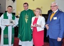 Od lewej: ks. Grzegorz Wójcik, bp Mirosław Milewski, Teresa Połeć i Jerzy Skórkiewicz.