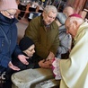 Biskup w czasie namaszczenia chorych w świdnickiej katedrze.