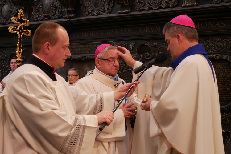 Abp Sławoj Leszek Głódź przyjął sakrament chorych z rąk bp. Zbigniewa Zielińskiego.