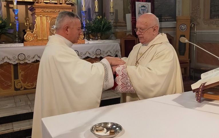 W Żychlinie sakramentu chorych bp. Józefowi Zawitkowskiemu udzielił ks. Wiesław Frelek.