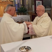 W Żychlinie sakramentu chorych bp. Józefowi Zawitkowskiemu udzielił ks. Wiesław Frelek.