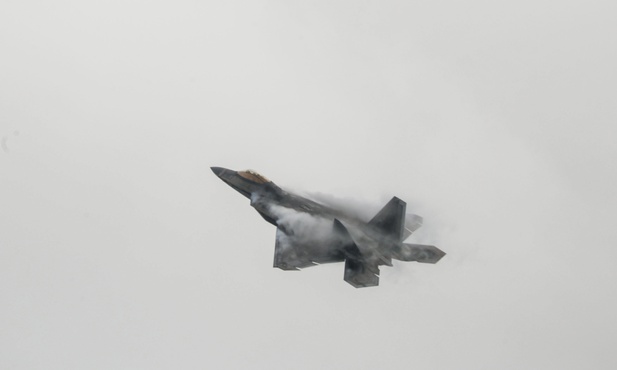 F-22 Raptor w kłębach pary