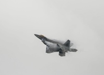 F-22 Raptor w kłębach pary