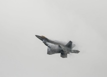 F-22 Raptor w kłębach pary