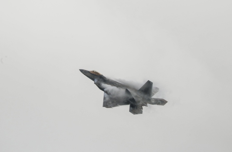 F-22 Raptor w kłębach pary