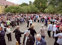 Ludzie starsi nie są problemem do rozwiązania. Są bogactwem do docenienia.
