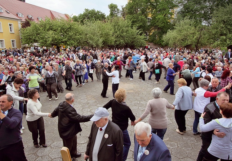 Ludzie starsi nie są problemem do rozwiązania. Są bogactwem do docenienia.