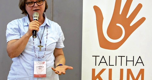 S. Gabriela Botanni jest międzynarodową koordynatorką sieci Talitha Kum, skupiającej różne środowiska zakonne walczące z handlem ludźmi i pomagające ofiarom tego procederu.