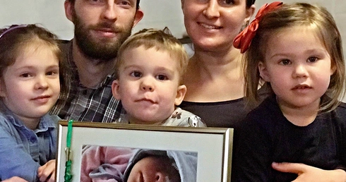 Cała rodzina z portretem Anielki.