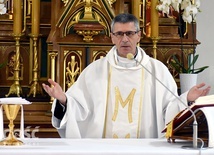 Ks. prof. Włodzimierz Wołyniec w czasie Mszy św. w kaplicy sióstr elżbietanek.