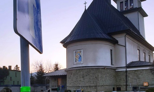 Odblaski na znakach drogowych w Leśnej. Idziesz o zmroku? Zabierz i oddaj w podobnym miejscu u swojego celu.