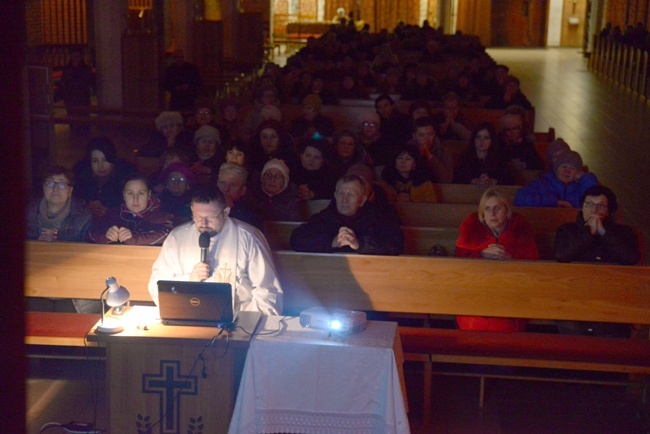 Adoracja w opoczyńskiej parafii Podwyższenia Krzyża  Świętego