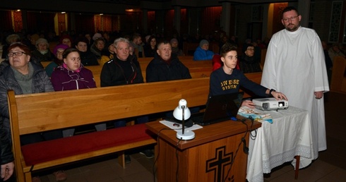 Adoracja w opoczyńskiej parafii Podwyższenia Krzyża  Świętego
